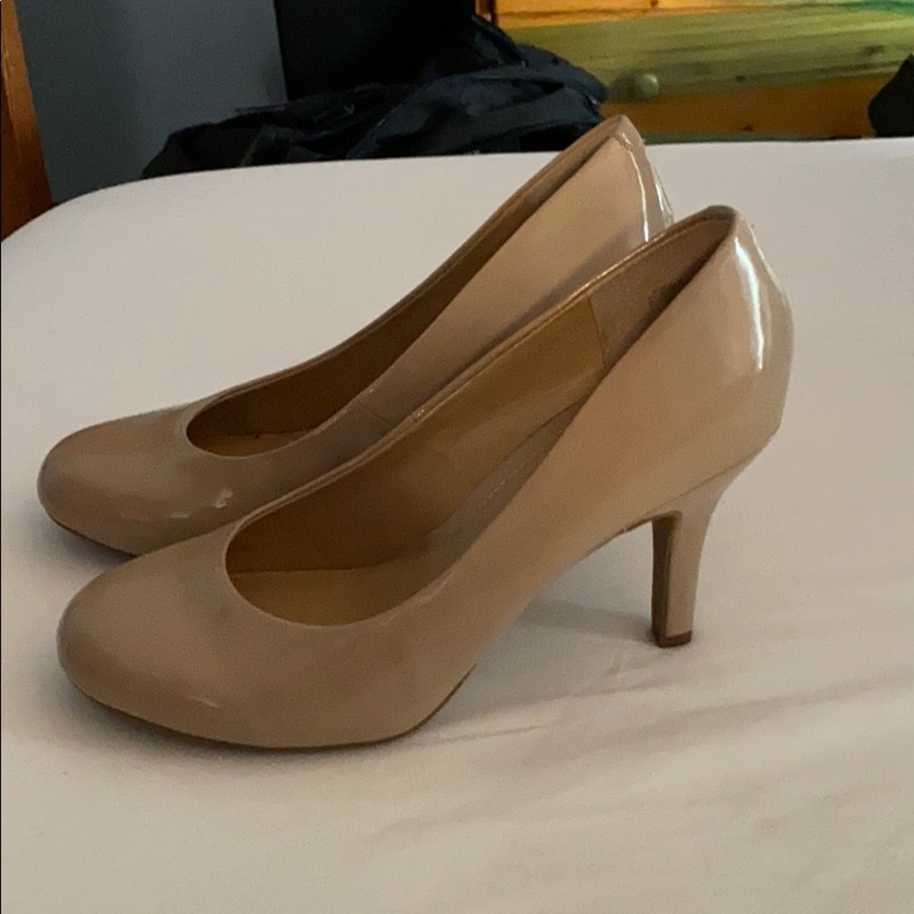 Kelly & Katie nude heels